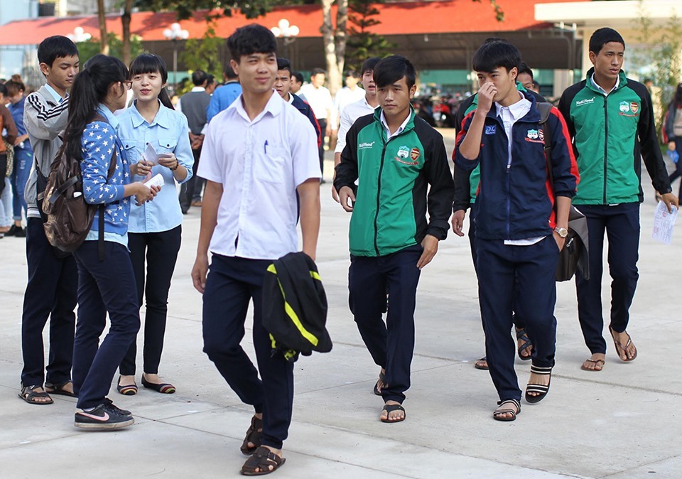 Dân mạng 'đào mộ' loạt ảnh dàn cầu thủ tuyển Việt Nam 'mài đũng quần' ngồi làm bài thi - 3 Dân mạng 'đào mộ' loạt ảnh dàn cầu thủ tuyển Việt Nam 'mài đũng quần' ngồi làm bài thi - 3