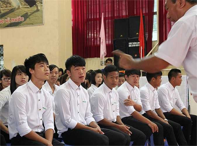 Dân mạng 'đào mộ' loạt ảnh dàn cầu thủ tuyển Việt Nam 'mài đũng quần' ngồi làm bài thi - 1 Dân mạng 'đào mộ' loạt ảnh dàn cầu thủ tuyển Việt Nam 'mài đũng quần' ngồi làm bài thi - 1