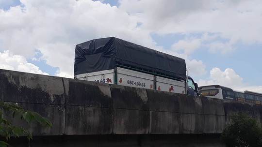 Lật xe trên cao tốc TP HCM - Trung Lương Lật xe trên cao tốc TP HCM - Trung Lương