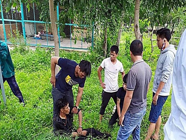 Bị phát hiện bán ma túy, rút kiếm chém cảnh sát Bị phát hiện bán ma túy, rút kiếm chém cảnh sát