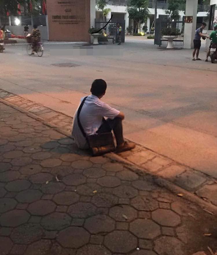 Xôn xao hình ảnh nam sinh ôm đầu lang thang cả đêm ngoài đường không dám về nhà gặp bố mẹ vì không làm được bài - 1 Xôn xao hình ảnh nam sinh ôm đầu lang thang cả đêm ngoài đường không dám về nhà gặp bố mẹ vì không làm được bài - 1