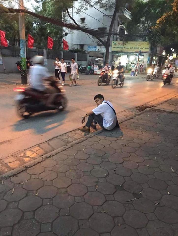 Xôn xao hình ảnh nam sinh ôm đầu lang thang cả đêm ngoài đường không dám về nhà gặp bố mẹ vì không làm được bài - 2 Xôn xao hình ảnh nam sinh ôm đầu lang thang cả đêm ngoài đường không dám về nhà gặp bố mẹ vì không làm được bài - 2