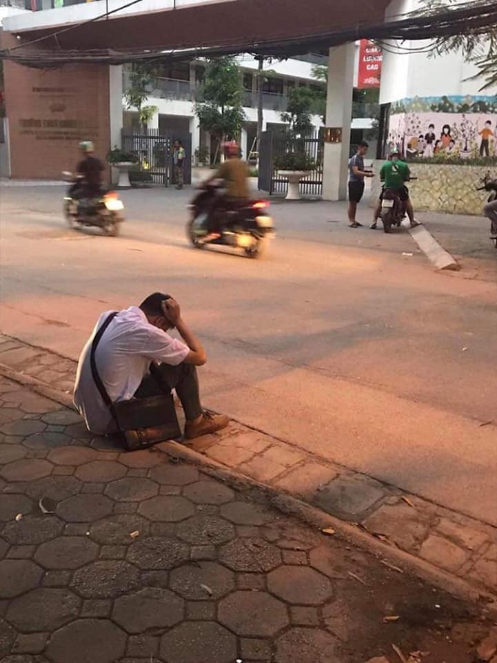 Xôn xao hình ảnh nam sinh ôm đầu lang thang cả đêm ngoài đường không dám về nhà gặp bố mẹ vì không làm được bài Xôn xao hình ảnh nam sinh ôm đầu lang thang cả đêm ngoài đường không dám về nhà gặp bố mẹ vì không làm được bài