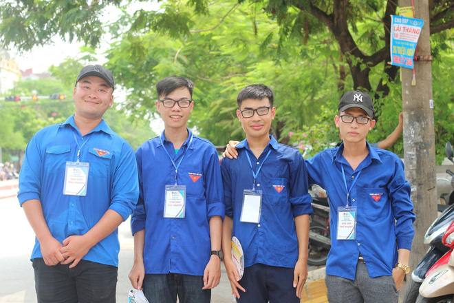 'Mát lòng' với bông hoa giấy cùng tâm thư cảm ơn ngọt lịm của cô nàng thí sinh gửi các sinh viên tình nguyện sau 2 ngày thi THPT Quốc gia - 5 'Mát lòng' với bông hoa giấy cùng tâm thư cảm ơn ngọt lịm của cô nàng thí sinh gửi các sinh viên tình nguyện sau 2 ngày thi THPT Quốc gia - 5