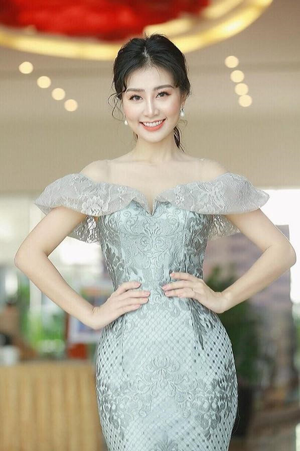 Nữ giám thị Nghệ An gây sốt MXH: Thạc sĩ Báo chí học, còn là top 10 Người mẫu Quý bà - 5 Nữ giám thị Nghệ An gây sốt MXH: Thạc sĩ Báo chí học, còn là top 10 Người mẫu Quý bà - 5