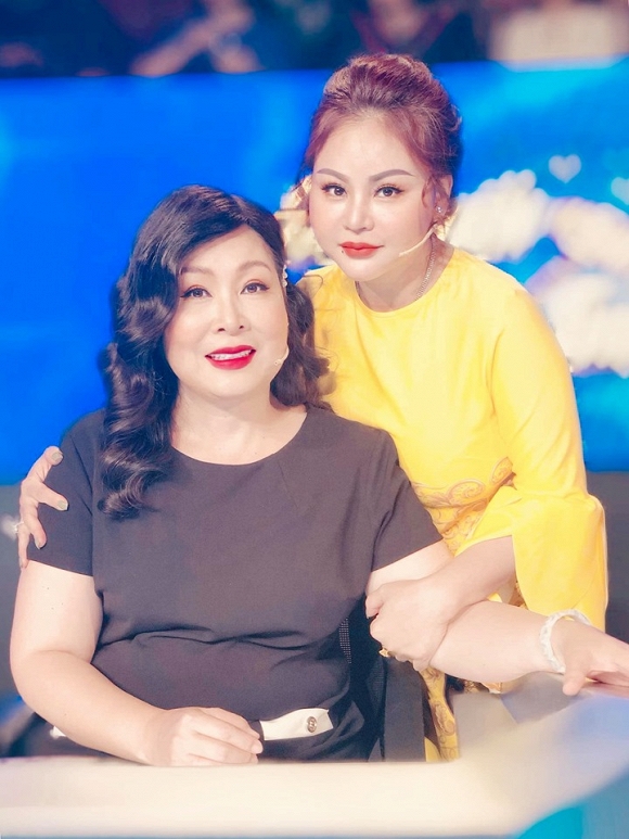 Từng khẳng định với con trai 'không sửa không phải mẹ của con', danh hài Lê Giang đã thay đổi thế nào sau nhiều lần 'đập mặt xây lại'? - 6 Từng khẳng định với con trai 'không sửa không phải mẹ của con', danh hài Lê Giang đã thay đổi thế nào sau nhiều lần 'đập mặt xây lại'? - 6