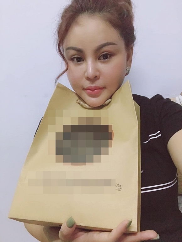Từng khẳng định với con trai 'không sửa không phải mẹ của con', danh hài Lê Giang đã thay đổi thế nào sau nhiều lần 'đập mặt xây lại'? - 7 Từng khẳng định với con trai 'không sửa không phải mẹ của con', danh hài Lê Giang đã thay đổi thế nào sau nhiều lần 'đập mặt xây lại'? - 7