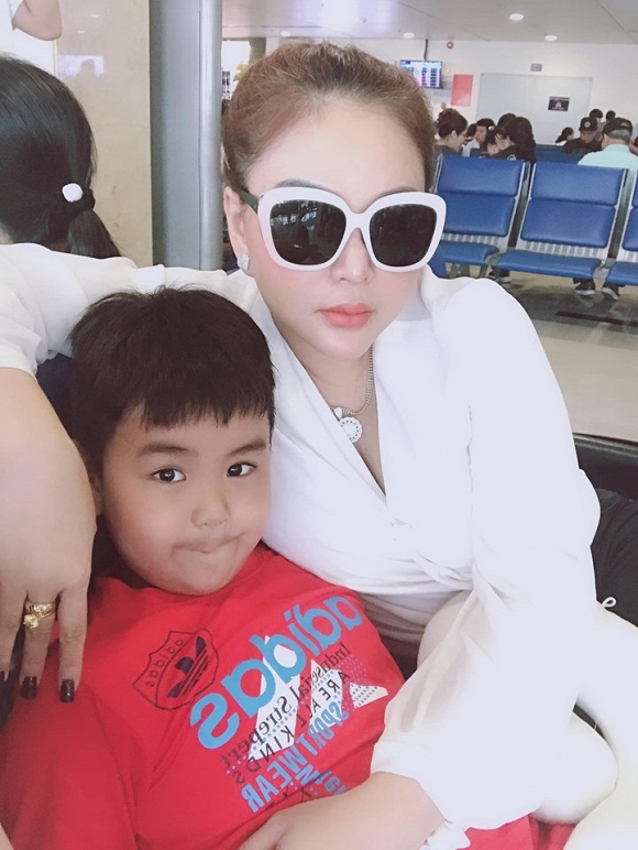 Từng khẳng định với con trai 'không sửa không phải mẹ của con', danh hài Lê Giang đã thay đổi thế nào sau nhiều lần 'đập mặt xây lại'? - 4 Từng khẳng định với con trai 'không sửa không phải mẹ của con', danh hài Lê Giang đã thay đổi thế nào sau nhiều lần 'đập mặt xây lại'? - 4