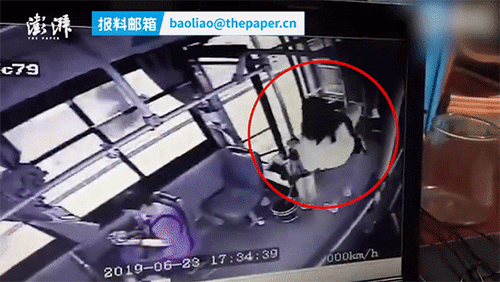 Thót tim cảnh cô gái nhảy khỏi xe buýt đang chạy đến bị tổn thương đầu và toàn thân, vài phút hấp tấp khiến cả đời hối hận Thót tim cảnh cô gái nhảy khỏi xe buýt đang chạy đến bị tổn thương đầu và toàn thân, vài phút hấp tấp khiến cả đời hối hận