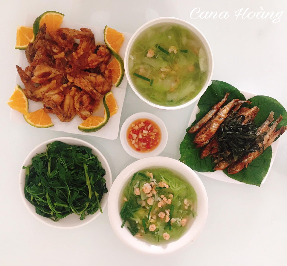 Ngày nào cũng nấu mâm cơm vừa đẹp vừa ngon, vợ trẻ khiến chồng có bận rộn mấy cũng muốn về sớm ăn cơm - 1 Ngày nào cũng nấu mâm cơm vừa đẹp vừa ngon, vợ trẻ khiến chồng có bận rộn mấy cũng muốn về sớm ăn cơm - 1
