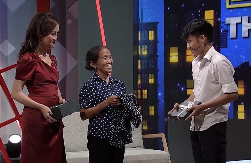 Bà Tân Vlog bật khóc nức nở trên truyền hình khi nhớ về quãng thời gian cơ cực vì chồng mắc bệnh ung thư - 4 Bà Tân Vlog bật khóc nức nở trên truyền hình khi nhớ về quãng thời gian cơ cực vì chồng mắc bệnh ung thư - 4