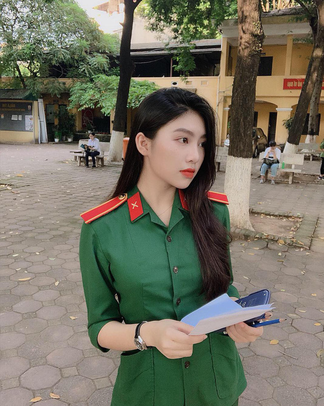 'Nổi như cồn' khi diện quân phục đi thi đại học, nữ sinh hot nhất MXH mấy ngày qua là đây! - 1 'Nổi như cồn' khi diện quân phục đi thi đại học, nữ sinh hot nhất MXH mấy ngày qua là đây! - 1