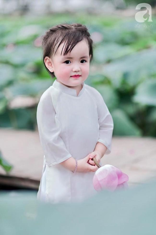 Mùa sen thị phi đã qua, hội chị em lại tan chảy với 'thiếu nữ má phính' cao 80cm diện áo dài xinh như búp bê - 1 Mùa sen thị phi đã qua, hội chị em lại tan chảy với 'thiếu nữ má phính' cao 80cm diện áo dài xinh như búp bê - 1