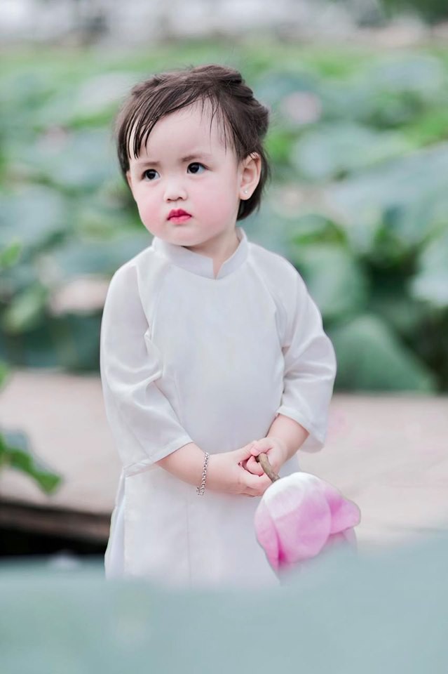 Mùa sen thị phi đã qua, hội chị em lại tan chảy với 'thiếu nữ má phính' cao 80cm diện áo dài xinh như búp bê - 8 Mùa sen thị phi đã qua, hội chị em lại tan chảy với 'thiếu nữ má phính' cao 80cm diện áo dài xinh như búp bê - 8