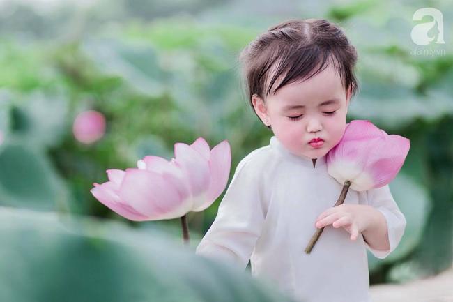 Mùa sen thị phi đã qua, hội chị em lại tan chảy với 'thiếu nữ má phính' cao 80cm diện áo dài xinh như búp bê - 6 Mùa sen thị phi đã qua, hội chị em lại tan chảy với 'thiếu nữ má phính' cao 80cm diện áo dài xinh như búp bê - 6
