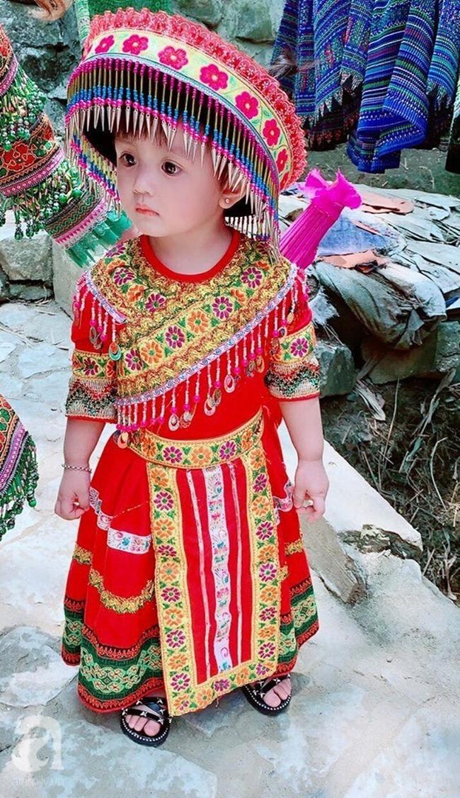 Mùa sen thị phi đã qua, hội chị em lại tan chảy với 'thiếu nữ má phính' cao 80cm diện áo dài xinh như búp bê - 11 Mùa sen thị phi đã qua, hội chị em lại tan chảy với 'thiếu nữ má phính' cao 80cm diện áo dài xinh như búp bê - 11