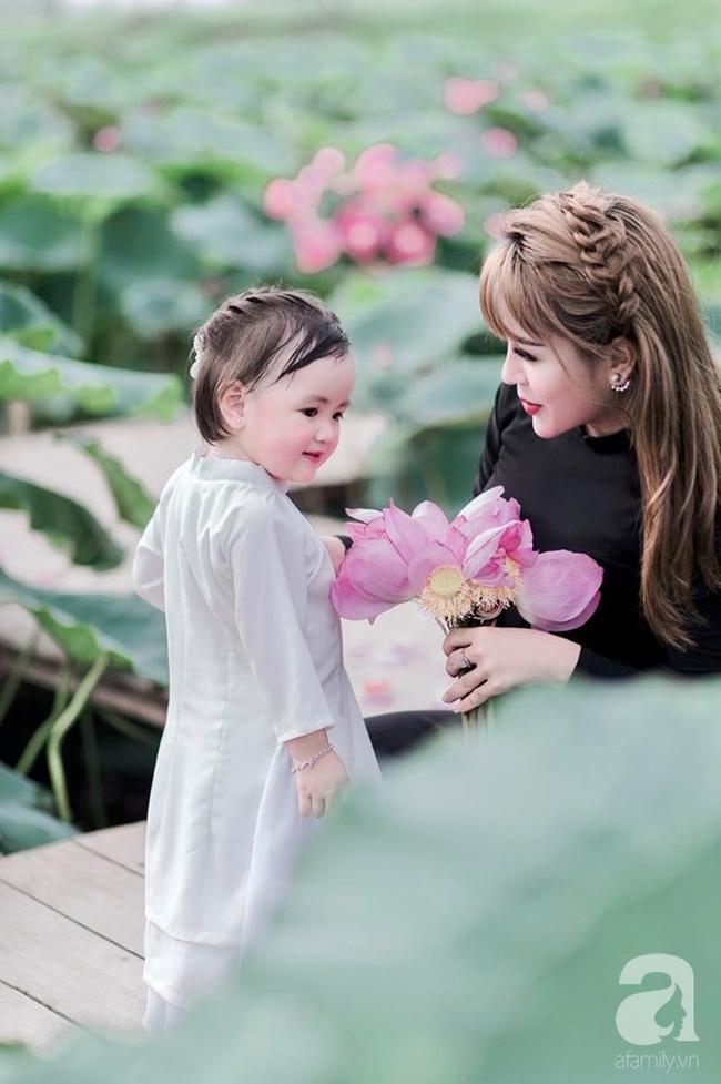 Mùa sen thị phi đã qua, hội chị em lại tan chảy với 'thiếu nữ má phính' cao 80cm diện áo dài xinh như búp bê - 15 Mùa sen thị phi đã qua, hội chị em lại tan chảy với 'thiếu nữ má phính' cao 80cm diện áo dài xinh như búp bê - 15