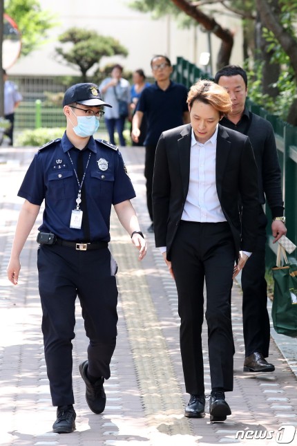 NÓNG: Park Yoochun mếu máo khóc, chính thức bị tuyên án tù vì bê bối ma túy với hôn thê tài phiệt - 1 NÓNG: Park Yoochun mếu máo khóc, chính thức bị tuyên án tù vì bê bối ma túy với hôn thê tài phiệt - 1