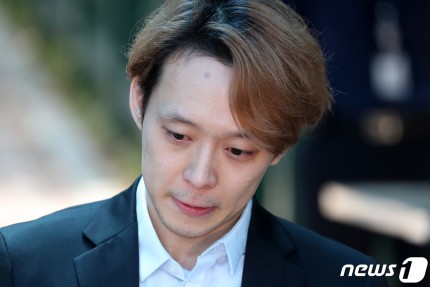 NÓNG: Park Yoochun mếu máo khóc, chính thức bị tuyên án tù vì bê bối ma túy với hôn thê tài phiệt - 2 NÓNG: Park Yoochun mếu máo khóc, chính thức bị tuyên án tù vì bê bối ma túy với hôn thê tài phiệt - 2