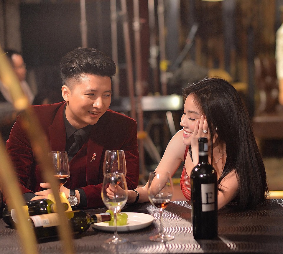 Nữ giảng viên xinh đẹp tung ảnh bị bạn trai 'cưỡng hôn' đầy ngọt ngào khiến dân mạng 'phát hờn' - 1 Nữ giảng viên xinh đẹp tung ảnh bị bạn trai 'cưỡng hôn' đầy ngọt ngào khiến dân mạng 'phát hờn' - 1