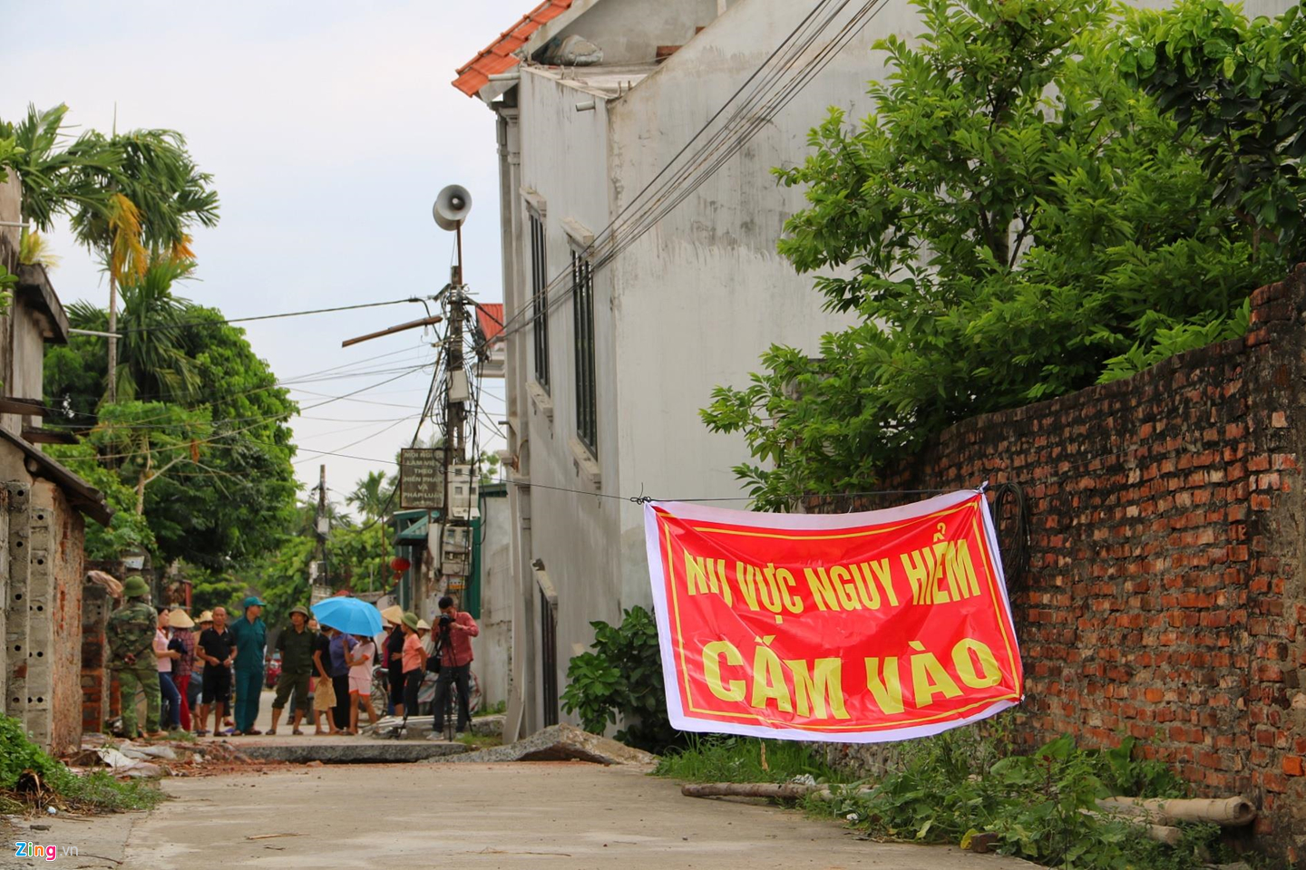 '. Hố tử thần 'nuốt' căn nhà 2 tầng ở Hà Nội .' '. Hố tử thần 'nuốt' căn nhà 2 tầng ở Hà Nội .'