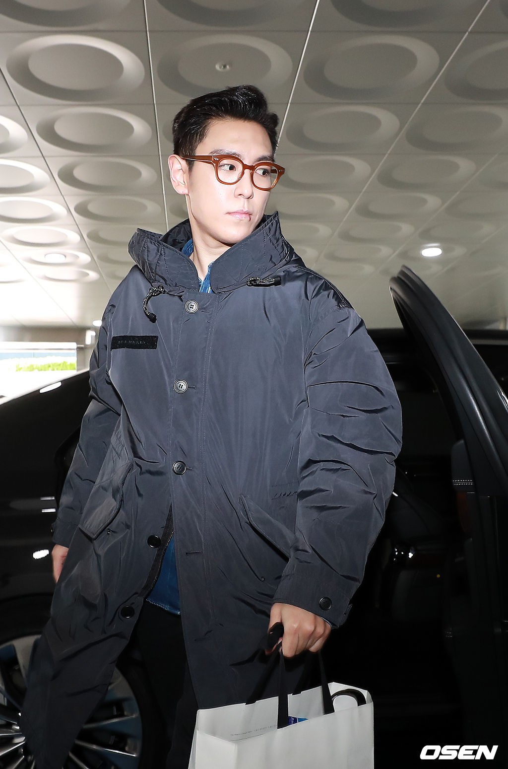 T.O.P (Big Bang) chính thức xuất ngũ sau 2 năm, xuất hiện với biểu cảm nghiêm trọng đáng chú ý - 2 T.O.P (Big Bang) chính thức xuất ngũ sau 2 năm, xuất hiện với biểu cảm nghiêm trọng đáng chú ý - 2