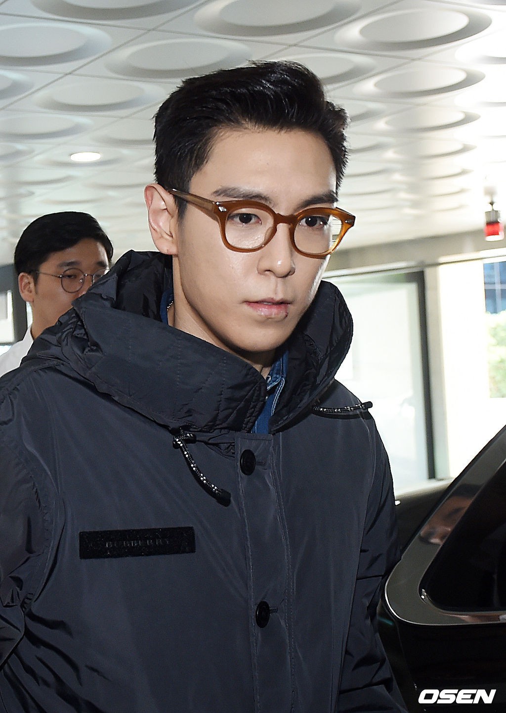 T.O.P (Big Bang) chính thức xuất ngũ sau 2 năm, xuất hiện với biểu cảm nghiêm trọng đáng chú ý - 4 T.O.P (Big Bang) chính thức xuất ngũ sau 2 năm, xuất hiện với biểu cảm nghiêm trọng đáng chú ý - 4