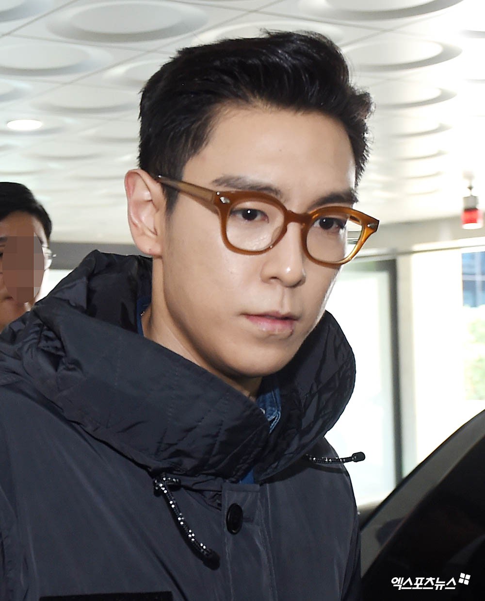 T.O.P (Big Bang) chính thức xuất ngũ sau 2 năm, xuất hiện với biểu cảm nghiêm trọng đáng chú ý - 5 T.O.P (Big Bang) chính thức xuất ngũ sau 2 năm, xuất hiện với biểu cảm nghiêm trọng đáng chú ý - 5