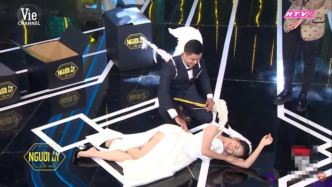 'Người ấy là ai?': Nữ diễn viên nằm ngửa ra sàn khi đang mặc váy xẻ tà bị khán giả chỉ trích vô duyên - 1 'Người ấy là ai?': Nữ diễn viên nằm ngửa ra sàn khi đang mặc váy xẻ tà bị khán giả chỉ trích vô duyên - 1