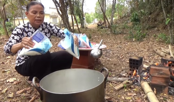 Học đòi bà Tân Vlog làm món ăn 'siêu to siêu khổng lồ', clip của bà Tâm Quảng Ngãi gây tranh cãi - 1 Học đòi bà Tân Vlog làm món ăn 'siêu to siêu khổng lồ', clip của bà Tâm Quảng Ngãi gây tranh cãi - 1