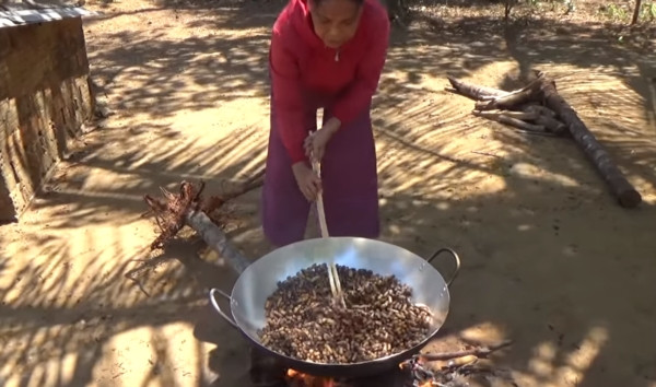 Học đòi bà Tân Vlog làm món ăn 'siêu to siêu khổng lồ', clip của bà Tâm Quảng Ngãi gây tranh cãi - 2 Học đòi bà Tân Vlog làm món ăn 'siêu to siêu khổng lồ', clip của bà Tâm Quảng Ngãi gây tranh cãi - 2