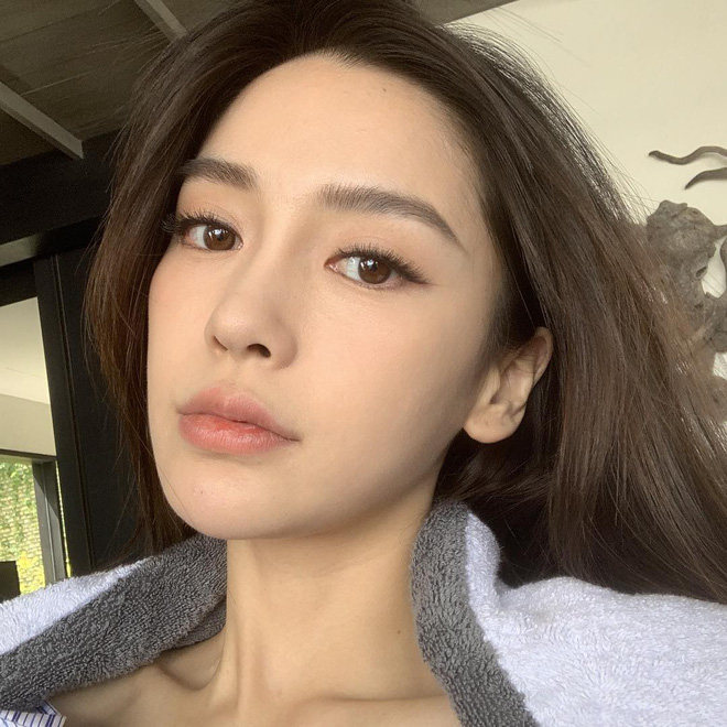 Bí kíp để thăng hạng nhan sắc từ hạng B lên hạng A của Angela Baby rất đơn giản: Đổi cách makeup - 9 Bí kíp để thăng hạng nhan sắc từ hạng B lên hạng A của Angela Baby rất đơn giản: Đổi cách makeup - 9