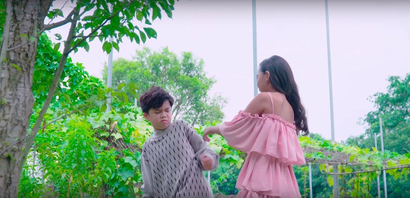 Thái Thùy Linh gây sốc khi cho con gái 10 tuổi đóng MV cover nhạc người lớn - 2 Thái Thùy Linh gây sốc khi cho con gái 10 tuổi đóng MV cover nhạc người lớn - 2