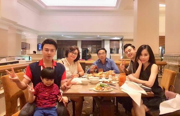 Từng bị chê là tiểu thư kém sắc, bà xã Tuấn Tú giờ đã khiến nhiều người ngỡ ngàng Từng bị chê là tiểu thư kém sắc, bà xã Tuấn Tú giờ đã khiến nhiều người ngỡ ngàng