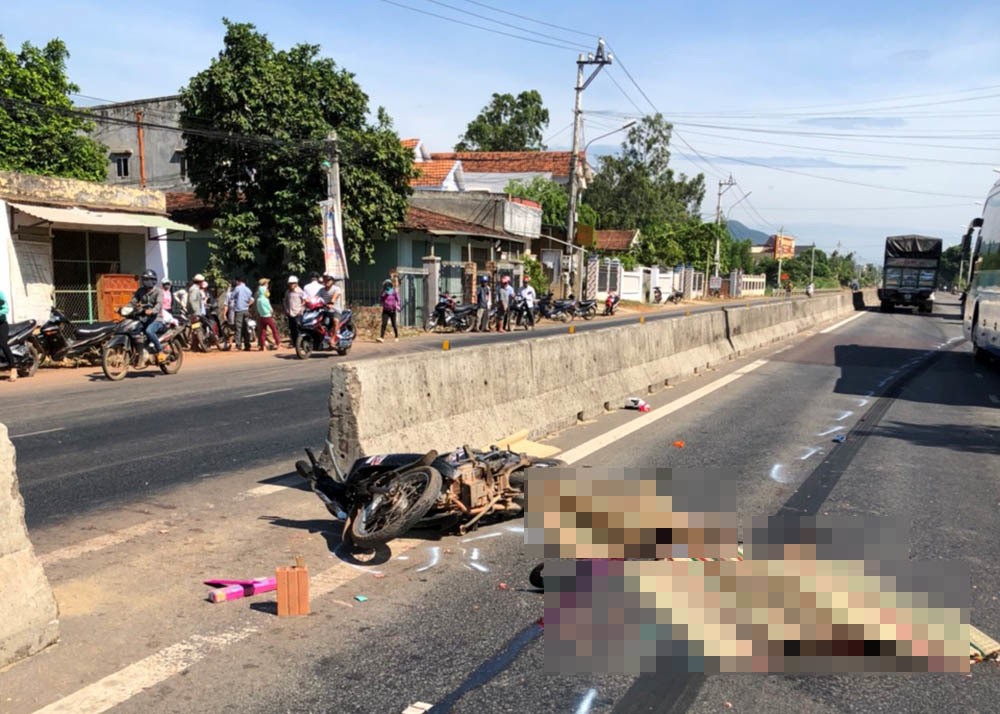 Ông bà ngoại chết thảm dưới bánh xe tải, bé gái 7 tuổi may mắn thoát nạn, ngơ ngác tìm người thân Ông bà ngoại chết thảm dưới bánh xe tải, bé gái 7 tuổi may mắn thoát nạn, ngơ ngác tìm người thân