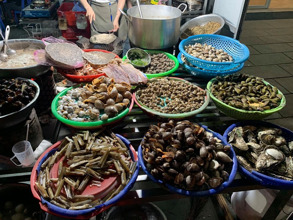 Quán ốc nổi tiếng nhất nhì Đà Lạt bị tố không vệ sinh, làm khách đau bụng, đĩa rau có 'sinh vật lạ' còn gây sốc hơn - 2 Quán ốc nổi tiếng nhất nhì Đà Lạt bị tố không vệ sinh, làm khách đau bụng, đĩa rau có 'sinh vật lạ' còn gây sốc hơn - 2