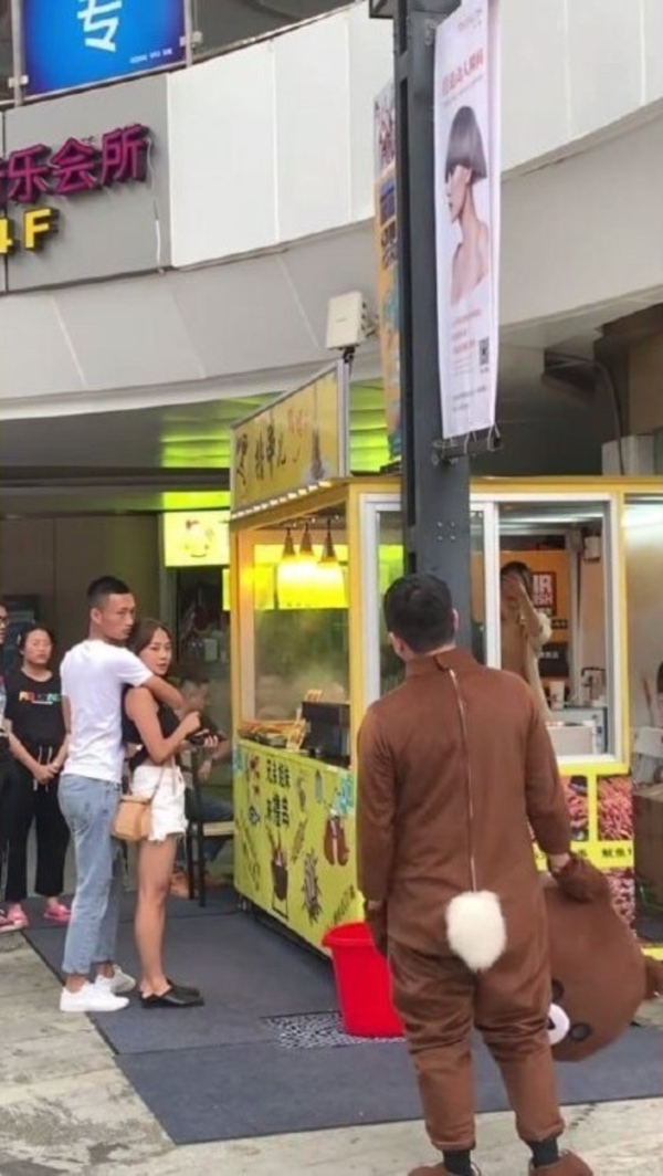 Lặn lội hơn 400km để thăm người yêu, chàng trai đau lòng khi thấy bạn gái đang ôm ấp nhân tình - 2 Lặn lội hơn 400km để thăm người yêu, chàng trai đau lòng khi thấy bạn gái đang ôm ấp nhân tình - 2