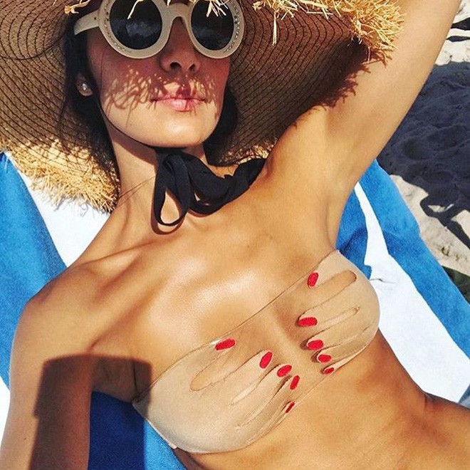 4 mẫu bikini gây tranh cãi nhất hè 2019: bộ nào cũng hở bạo liệt nhưng gây đỏ mặt nhất là thiết kế bàn tay ôm trọn núi đôi 4 mẫu bikini gây tranh cãi nhất hè 2019: bộ nào cũng hở bạo liệt nhưng gây đỏ mặt nhất là thiết kế bàn tay ôm trọn núi đôi