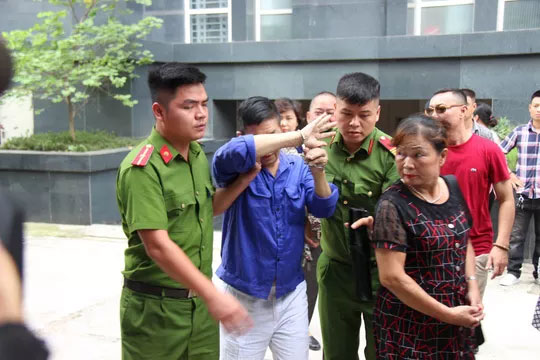 'Ông trùm' Hưng 'kính' liên tục lấy tay che mặt, tránh ống kính phóng viên khi ra tòa - 1 'Ông trùm' Hưng 'kính' liên tục lấy tay che mặt, tránh ống kính phóng viên khi ra tòa - 1