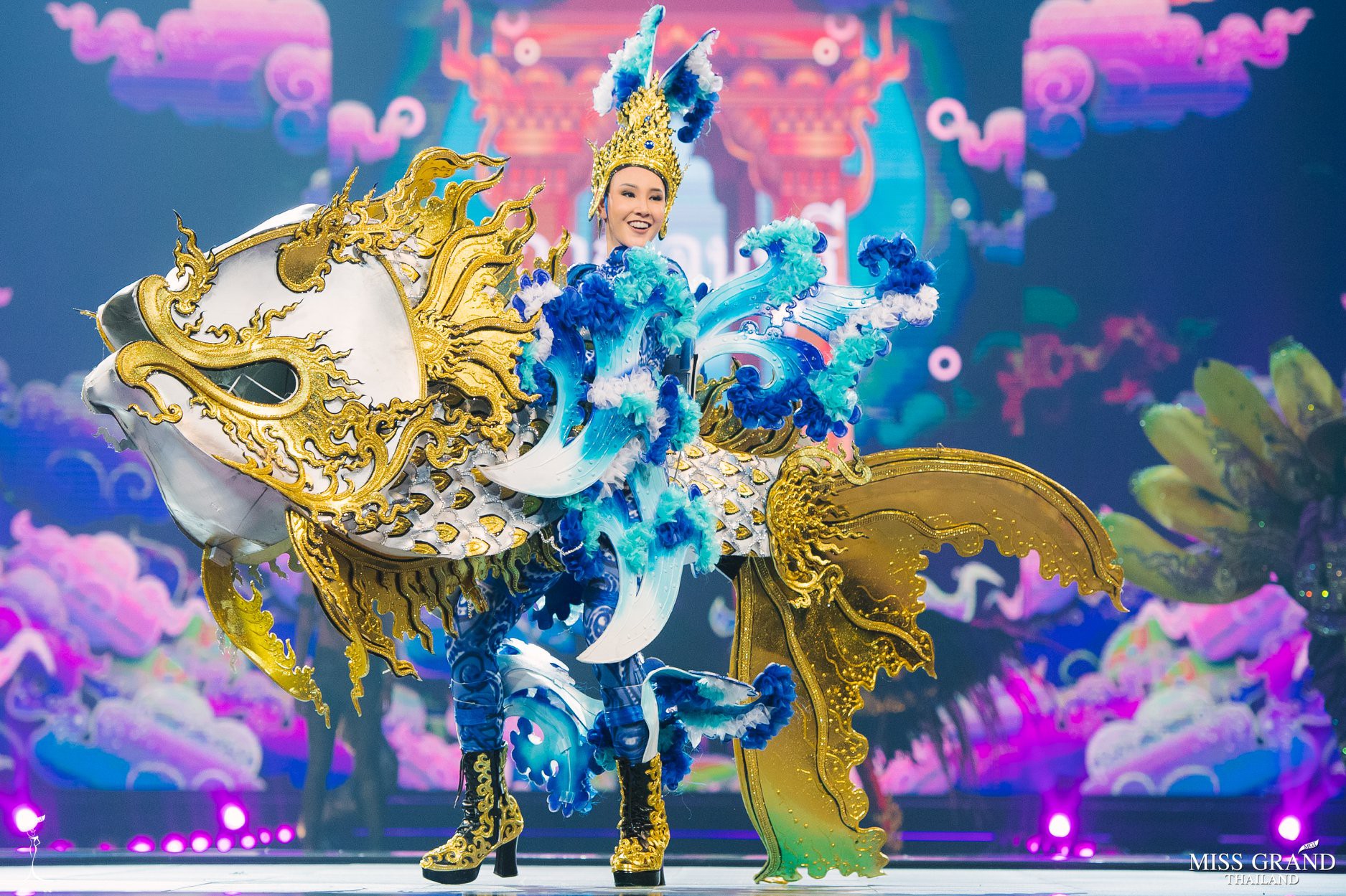 Cả 'vũ trụ' được đưa vào quốc phục tại Miss Grand Thái 2019: Từ động vật muôn loài đến trái cây nhiệt đới, không sót thứ gì! - 1 Cả 'vũ trụ' được đưa vào quốc phục tại Miss Grand Thái 2019: Từ động vật muôn loài đến trái cây nhiệt đới, không sót thứ gì! - 1