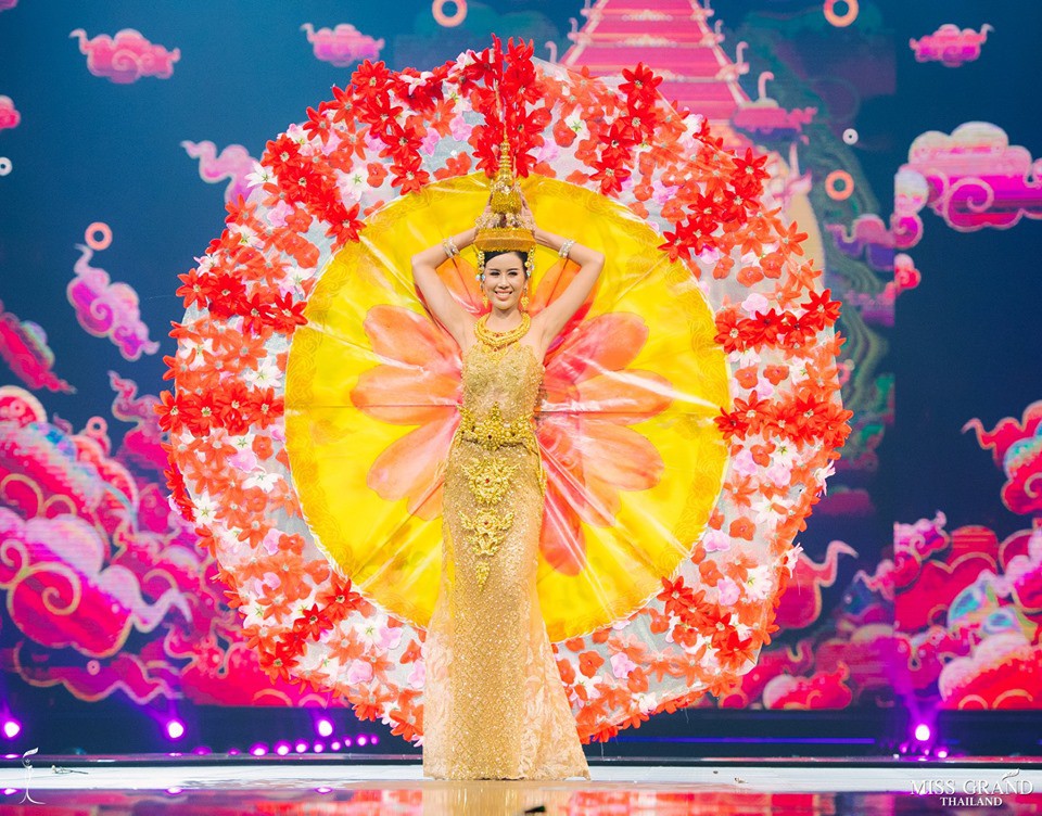 Cả 'vũ trụ' được đưa vào quốc phục tại Miss Grand Thái 2019: Từ động vật muôn loài đến trái cây nhiệt đới, không sót thứ gì! - 11 Cả 'vũ trụ' được đưa vào quốc phục tại Miss Grand Thái 2019: Từ động vật muôn loài đến trái cây nhiệt đới, không sót thứ gì! - 11