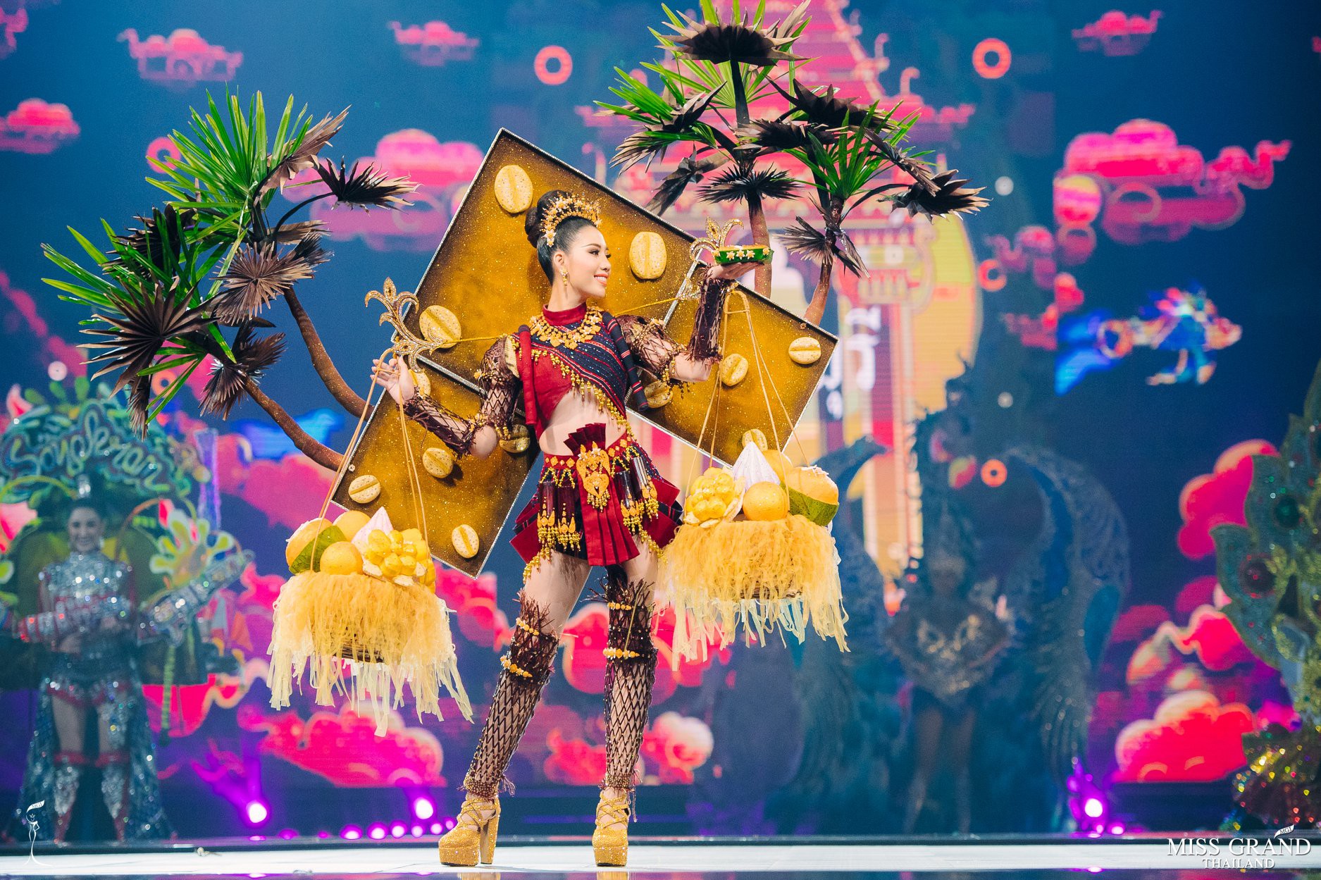 Cả 'vũ trụ' được đưa vào quốc phục tại Miss Grand Thái 2019: Từ động vật muôn loài đến trái cây nhiệt đới, không sót thứ gì! - 6 Cả 'vũ trụ' được đưa vào quốc phục tại Miss Grand Thái 2019: Từ động vật muôn loài đến trái cây nhiệt đới, không sót thứ gì! - 6