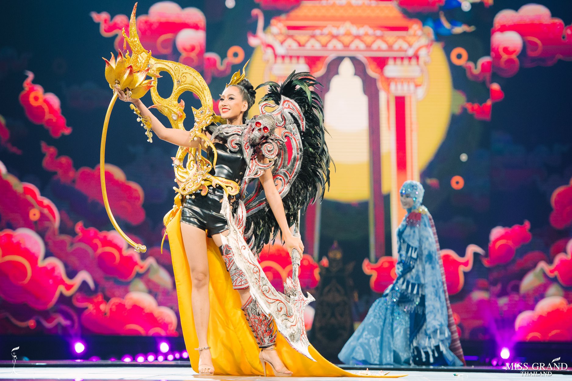Cả 'vũ trụ' được đưa vào quốc phục tại Miss Grand Thái 2019: Từ động vật muôn loài đến trái cây nhiệt đới, không sót thứ gì! - 8 Cả 'vũ trụ' được đưa vào quốc phục tại Miss Grand Thái 2019: Từ động vật muôn loài đến trái cây nhiệt đới, không sót thứ gì! - 8