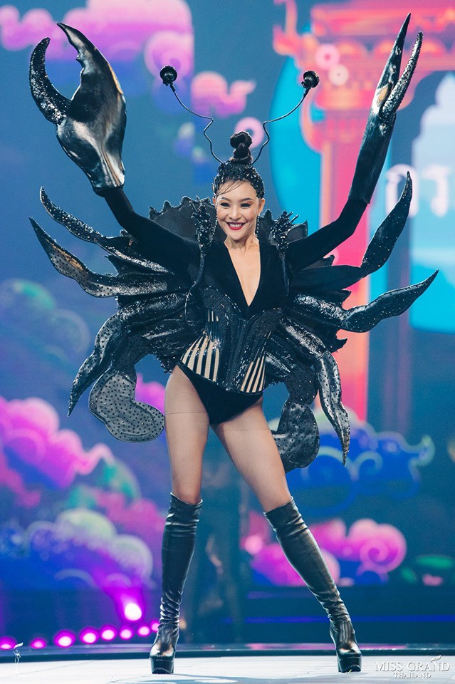 Cả 'vũ trụ' được đưa vào quốc phục tại Miss Grand Thái 2019: Từ động vật muôn loài đến trái cây nhiệt đới, không sót thứ gì! Cả 'vũ trụ' được đưa vào quốc phục tại Miss Grand Thái 2019: Từ động vật muôn loài đến trái cây nhiệt đới, không sót thứ gì!