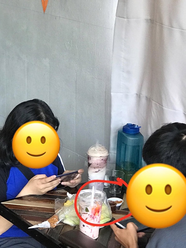 Vào quán cafe, cặp đôi trẻ 'kém duyên' mang trái cây và mắm ruốc thản nhiên ăn gây mùi khó chịu - 1 Vào quán cafe, cặp đôi trẻ 'kém duyên' mang trái cây và mắm ruốc thản nhiên ăn gây mùi khó chịu - 1