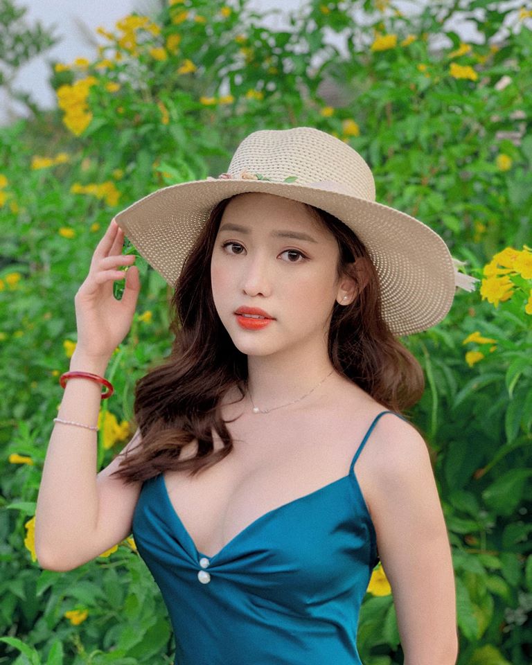Khoe ảnh xinh đẹp, Thúy Vi gây sốc khi tuyên bố thẳng thừng 'không làm công chúa thì làm phù thủy, quyết không là giẻ chùi chân' - 3 Khoe ảnh xinh đẹp, Thúy Vi gây sốc khi tuyên bố thẳng thừng 'không làm công chúa thì làm phù thủy, quyết không là giẻ chùi chân' - 3