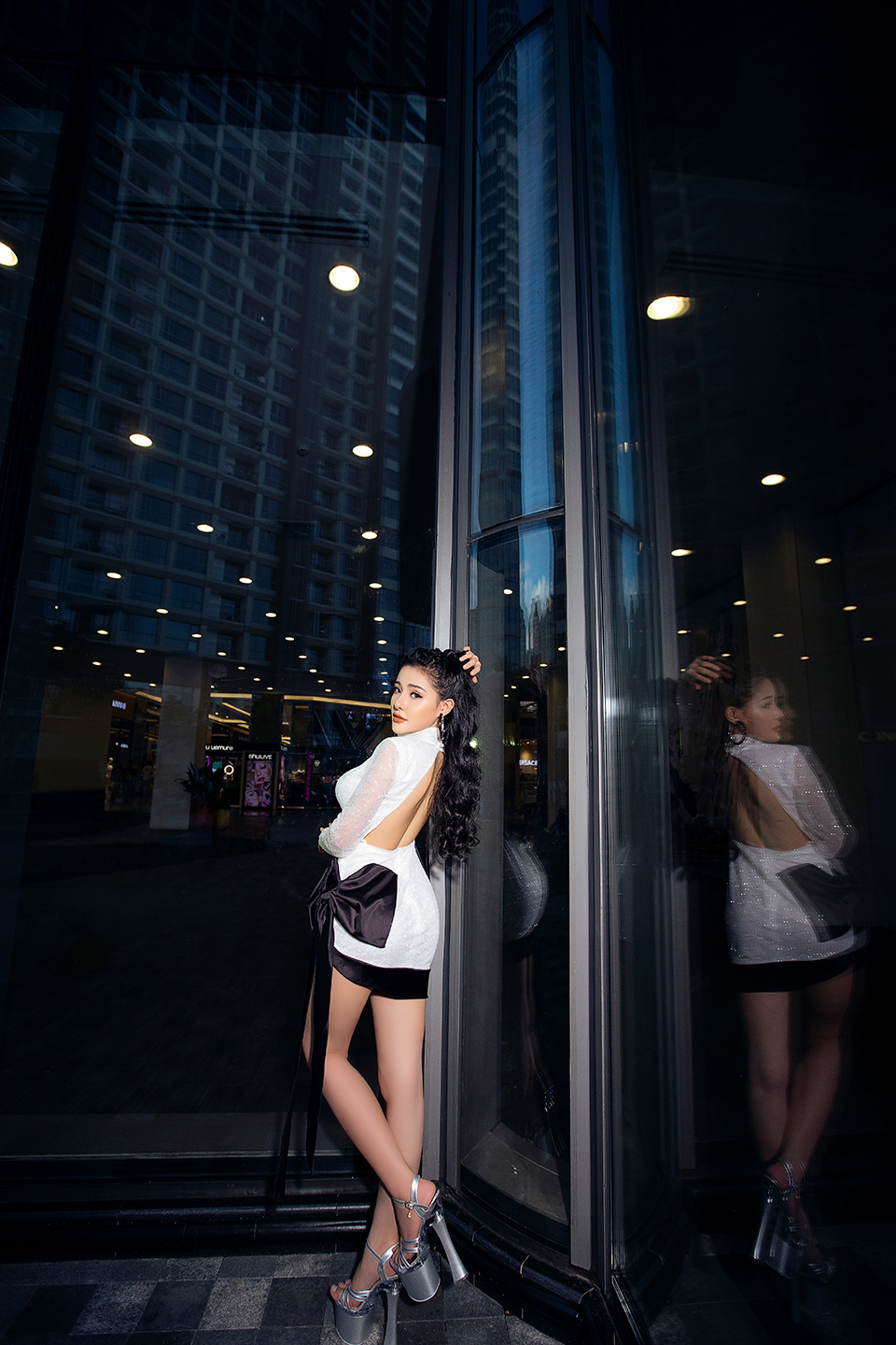 Sau khi tuyên bố 'chán khoe ngực khủng', Ngân 98 tung bộ ảnh mới dù kín đáo vẫn sexy quyến rũ - 4 Sau khi tuyên bố 'chán khoe ngực khủng', Ngân 98 tung bộ ảnh mới dù kín đáo vẫn sexy quyến rũ - 4