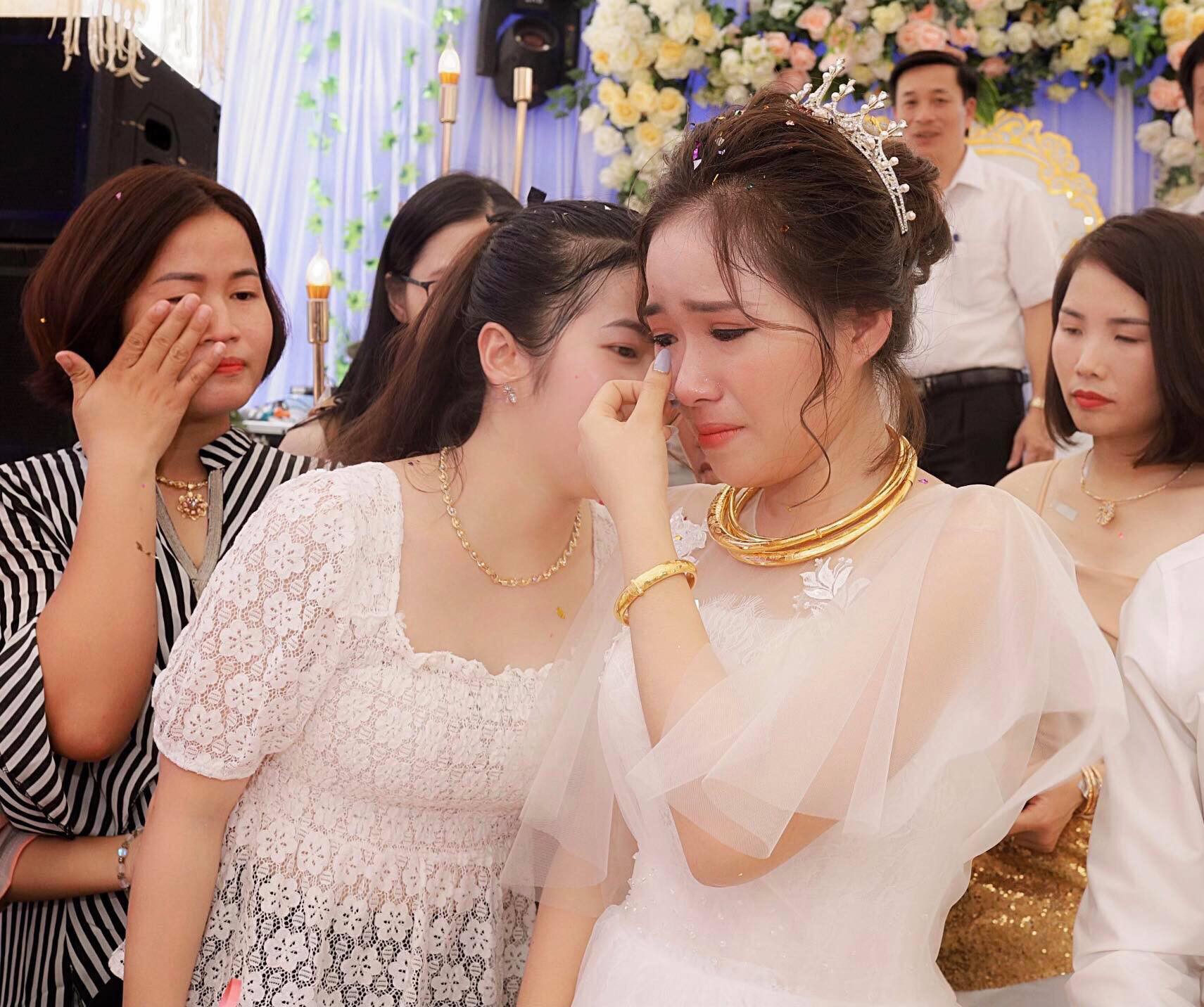Xúc động hình ảnh cô dâu Nghệ An khóc nức nở, ôm chặt người thân trong ngày về nhà chồng - 1 Xúc động hình ảnh cô dâu Nghệ An khóc nức nở, ôm chặt người thân trong ngày về nhà chồng - 1