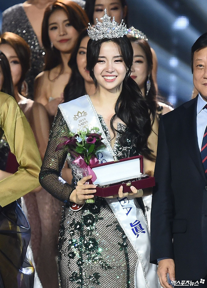 Chung kết Hoa hậu Hàn Quốc 2019 gây bão: Tân Hoa hậu xinh đến mức dìm cựu Hoa hậu, dàn Á hậu đằng sau bị chê 'mặt nhựa' - 2 Chung kết Hoa hậu Hàn Quốc 2019 gây bão: Tân Hoa hậu xinh đến mức dìm cựu Hoa hậu, dàn Á hậu đằng sau bị chê 'mặt nhựa' - 2