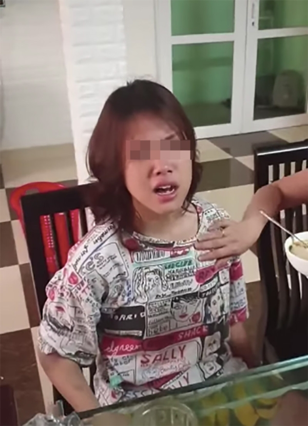 Lớp 9 vẫn để mẹ đút cơm, cô gái bỗng trở thành 'hố đựng gạch' của cư dân mạng - 2 Lớp 9 vẫn để mẹ đút cơm, cô gái bỗng trở thành 'hố đựng gạch' của cư dân mạng - 2